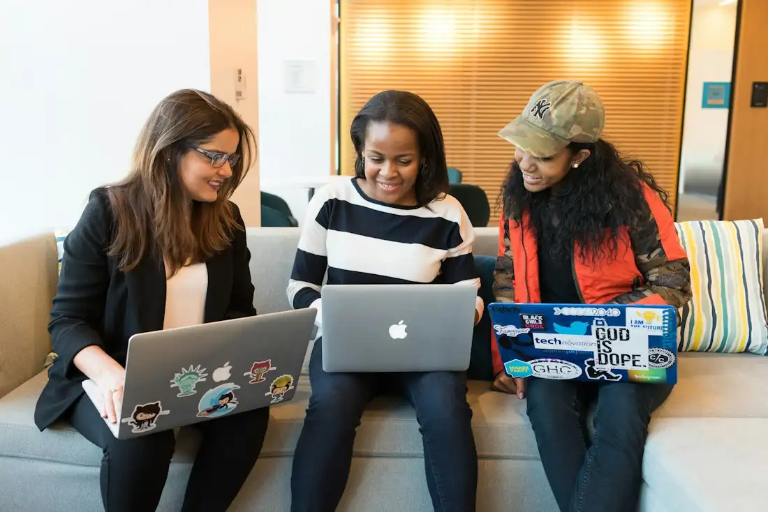 Drei Frauen arbeiten gemeinsam am Laptop