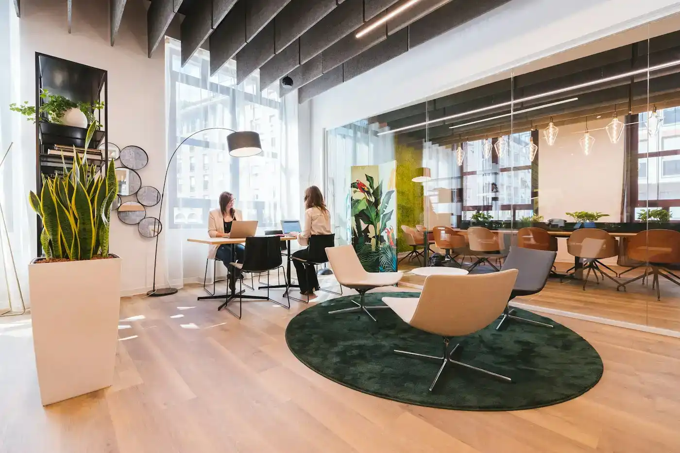 Helles Büro mit Besprechungsecke und Pflanzen