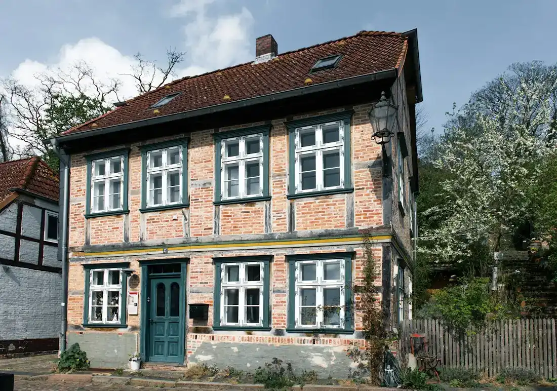 Mehrfamilienhaus mit Gauben in einer deutschen Kleinstadt