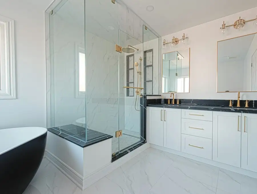 Saniertes Badezimmer mit Glasdusche und freistehender Badewanne