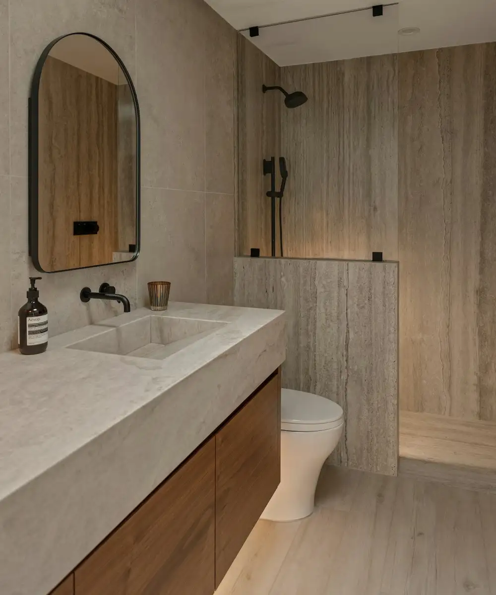Neues Badezimmer mit Holzunterschrank, Steinwaschtisch und bodengleicher Dusche