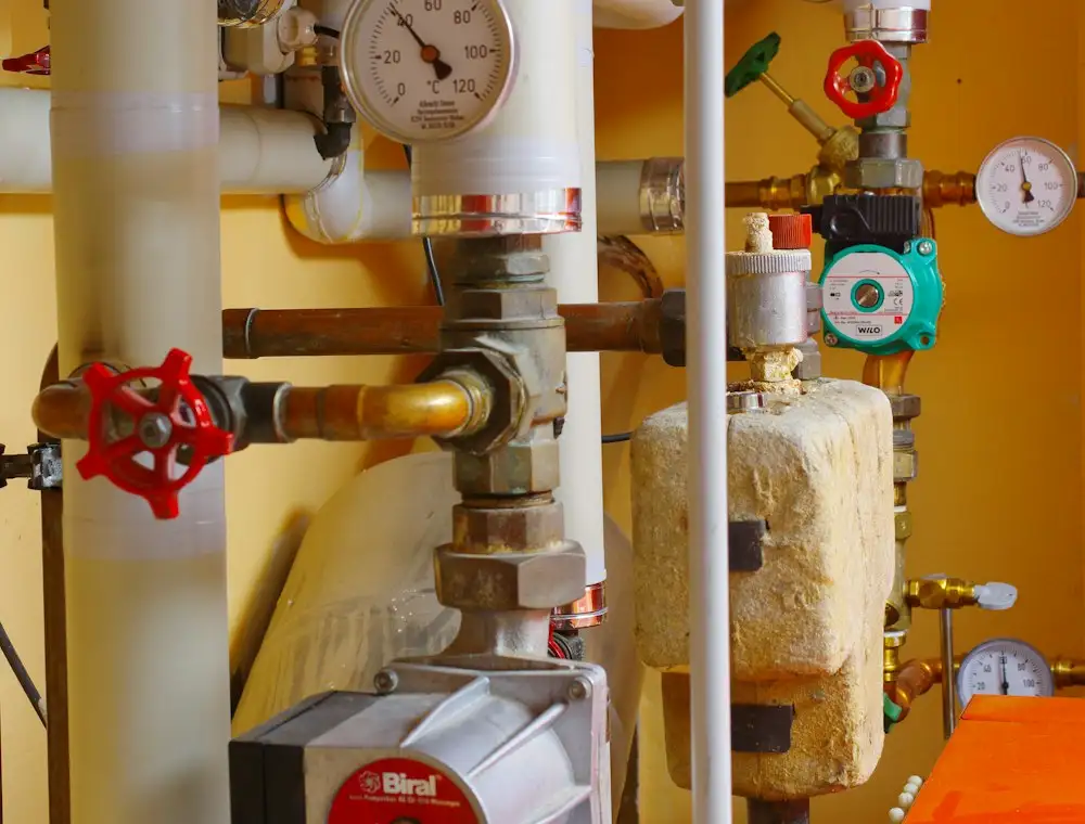 Heizungsraum mit neu verlegten Leitungen und Pumpen