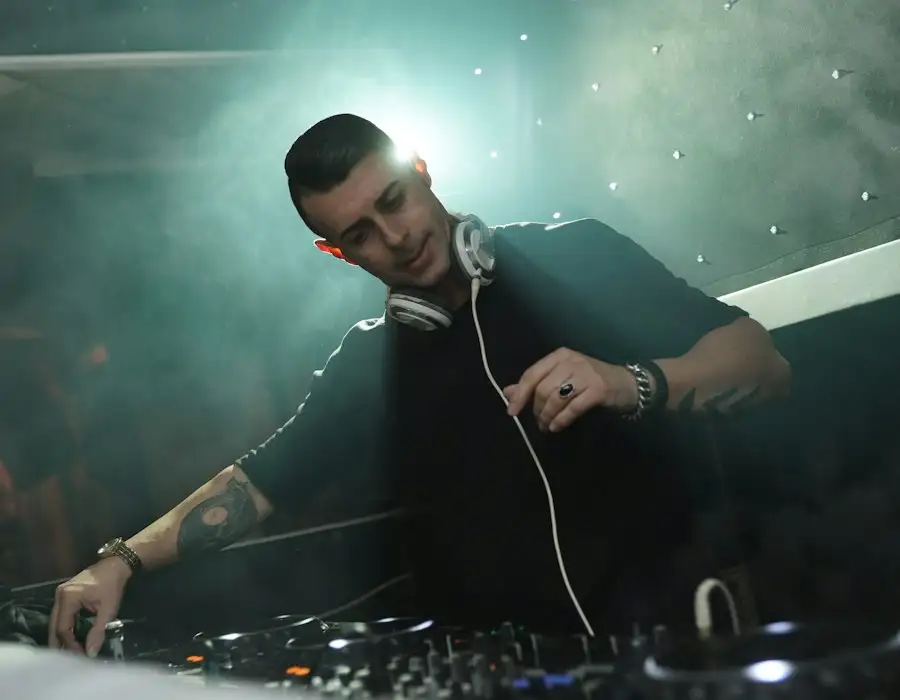 DJ am Mischpult im Nebel