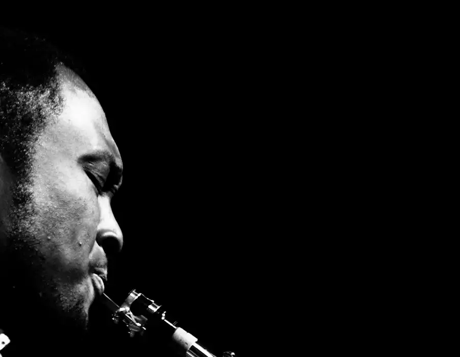 Saxophonist spielt im Scheinwerferlicht
