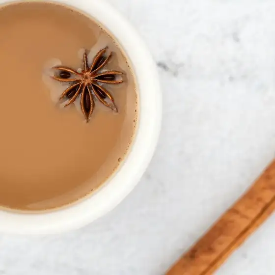 Chai Latte mit Sternanis von oben
