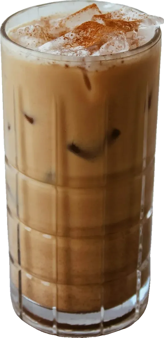 Iced Latte mit Zimt im hohen Glas