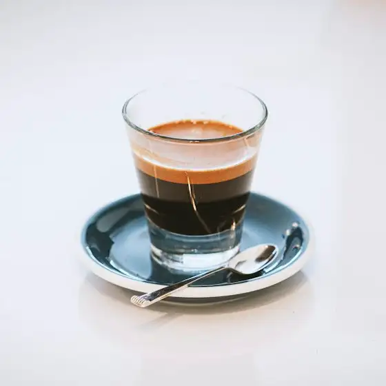 Espresso im Glas auf Untertasse