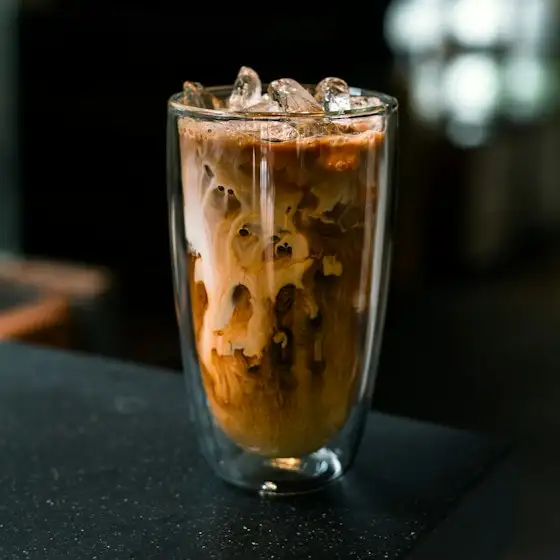 Iced Latte mit Eiswürfeln im doppelwandigen Glas