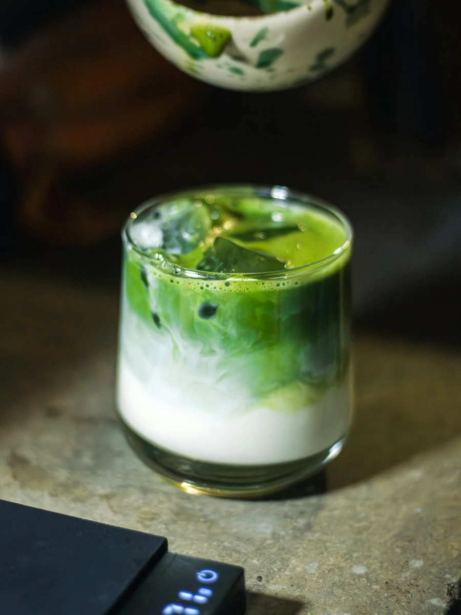 Iced Matcha Latte mit grüner und weißer Schicht