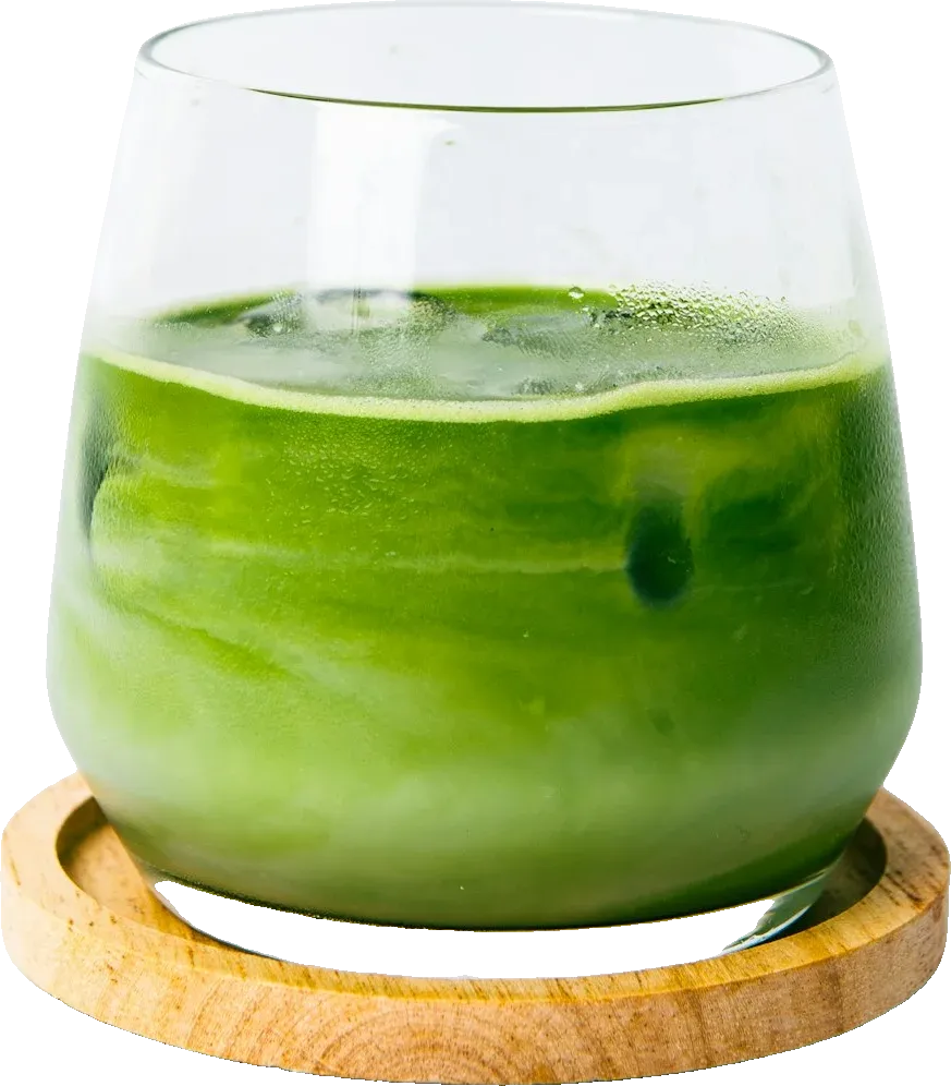 Iced Matcha mit Kokos-Hafer-Drink im Glas auf Holzuntersetzer