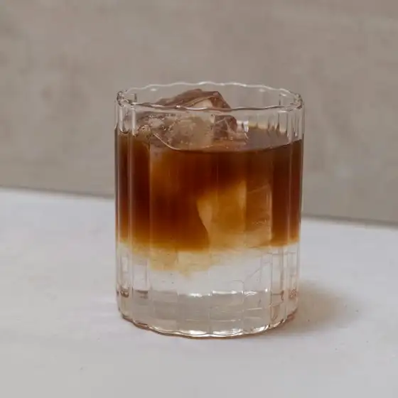 Espresso Tonic mit Eis im Tumbler